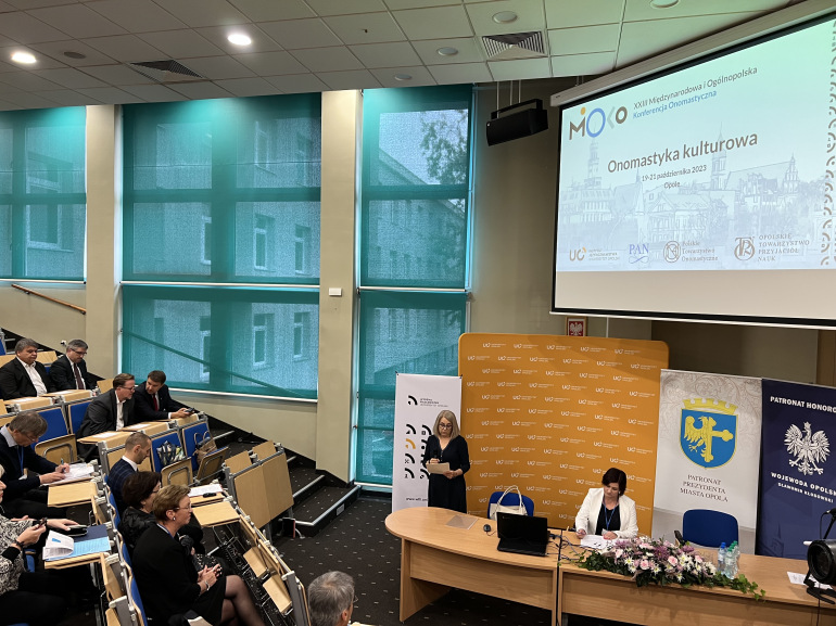 Zdjęcie nagłówkowe otwierające podstronę: XXIII Og&oacute;lnopolska i Międzynarodowa Konferencja Onomastyczna